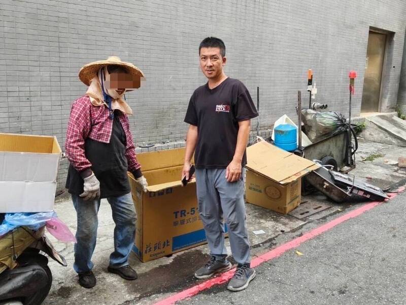 高雄保大警古志钧（右）行善护老，主动关怀回收阿嬷减轻生活负担。（民众提供）