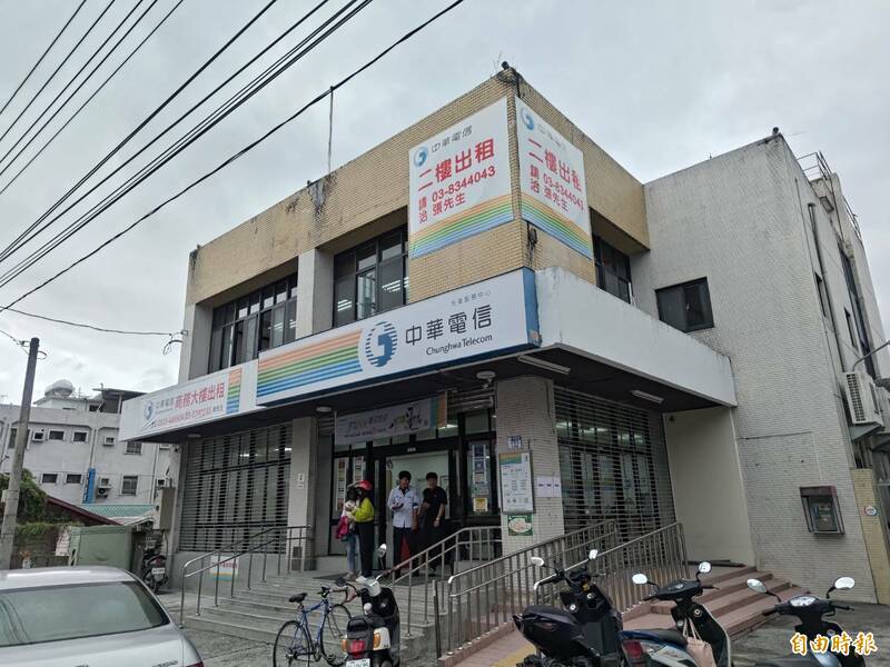 光復鄉中央重建會報在一站式服務台2樓上工 花蓮縣府服務中心裝修中