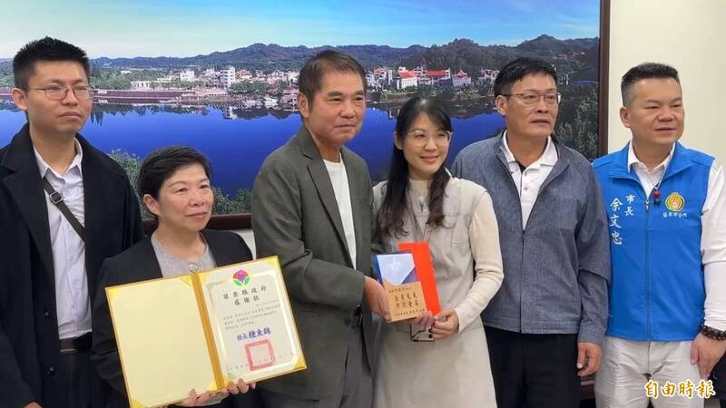 苗栗县长钟东锦（左3）接见表扬英勇救童的黄姓女老师（右3）。（记者彭健礼摄）