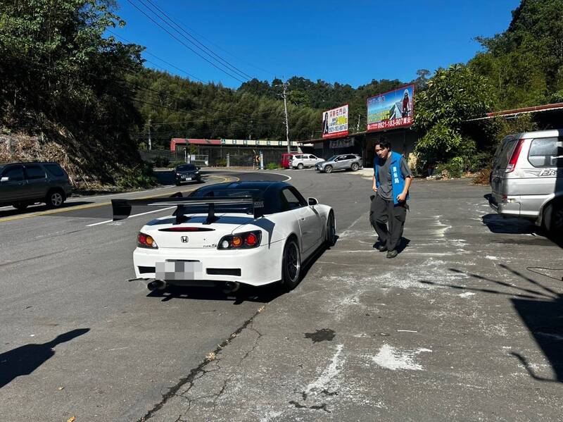 大溪警方实施静桃专案，甫开张就拦截到本田的经典跑车S2000（警方提供）