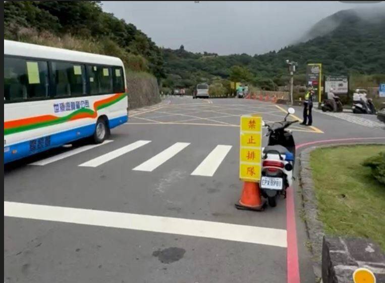 陽明山芒草季車潮預增 警啟動交通疏導及取締
