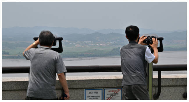 南韩民众在坡州的乌头山统一展望台,透过望远镜眺望北韩(图)。南韩近日已暂停非军事区(DMZ)的参访行程,引发外界对可能在此地举行第四次「川金会」的猜测。(法新社档案照) 南韩民众在坡州的乌头山统一展望台,透过望远镜眺望北韩(图)。南韩近日已暂停非军事区(DMZ)的参访行程,引发外界对可能在此地举行第四次「川金会」的猜测。(法新社档案照)