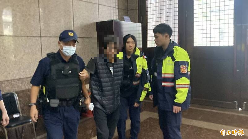 刘姓男子今天午后拿著内藏菜刀、剪刀的手提袋进入基隆地检署，法警执勤认真及时发现，通报警方将刘男依妨碍公务罪送办。（记者林嘉东摄）