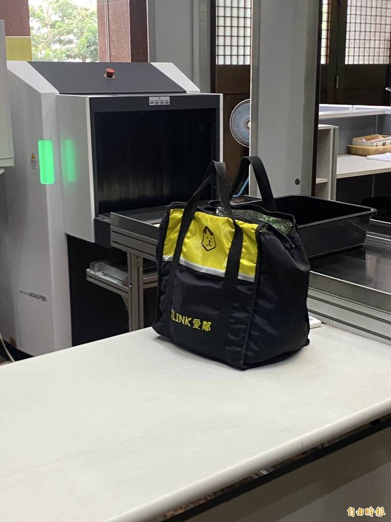 刘男今天午后拿著一个内藏菜刀、剪刀的手提袋进入基隆地检署，被法警及时发现制止。（记者林嘉东摄）