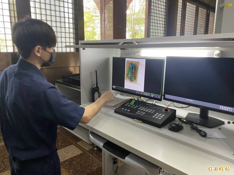 基隆地检署法警透过X光扫描机发现刘男携带的手提袋内有1把菜刀与1把剪刀，及时将他拦下，制止可能的危害。（记者林嘉东摄）