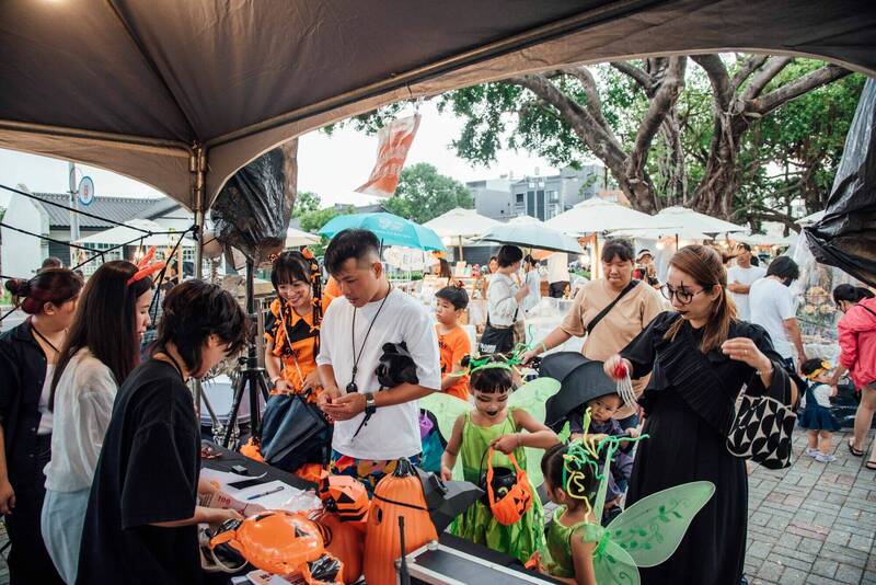 光復節連假去哪玩? 快來屏東勝利星村「變裝萬聖夜」搞怪