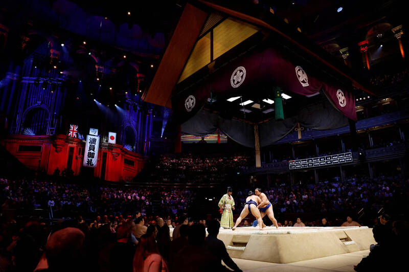 日本相扑比赛的「土俵」(图),因传统神道教信仰,被视为严禁女性进入的「女人禁地」。此一古老传统,正对即将上任的日本首位女首相高市早苗,构成了一道尴尬的难题。(路透档案照) 日本相扑比赛的「土俵」(图),因传统神道教信仰,被视为严禁女性进入的「女人禁地」。此一古老传统,正对即将上任的日本首位女首相高市早苗,构成了一道尴尬的难题。(路透档案照)