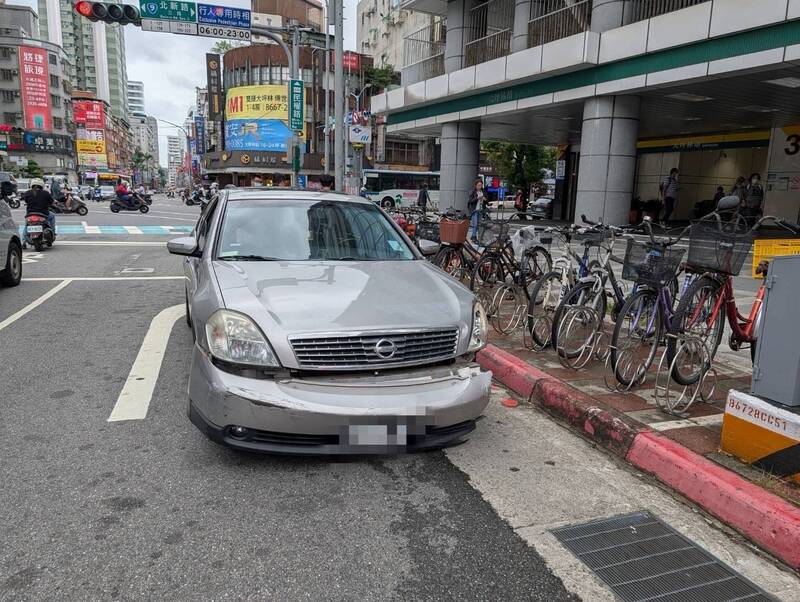 犯嫌从驾驶的轿车上弃车跳车逃逸。(记者郑景议翻摄) 犯嫌从驾驶的轿车上弃车跳车逃逸。(记者郑景议翻摄)