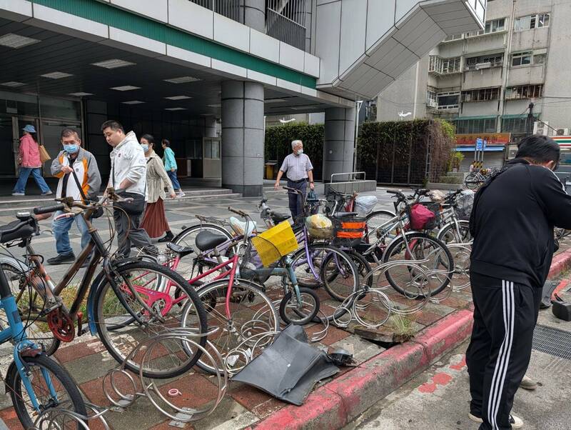 车辆失控一路向前滑行,最终冲上人行道撞到路边脚踏车后才停下。(记者郑景议翻摄) 车辆失控一路向前滑行,最终冲上人行道撞到路边脚踏车后才停下。(记者郑景议翻摄)