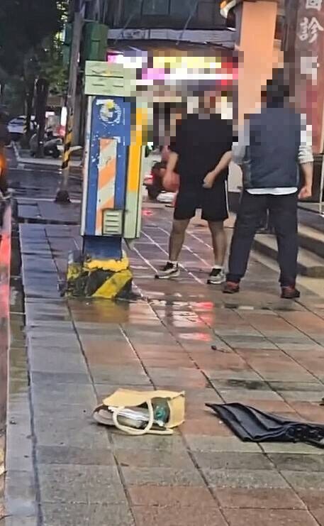 刘姓司机冲下车暴打学生。(记者郑淑婷翻摄) 刘姓司机冲下车暴打学生。(记者郑淑婷翻摄)