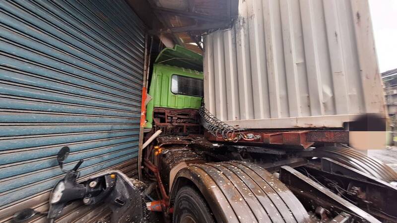 宜兰头城发生车祸，营业货柜曳引车疑似刹车卡死，导致车辆冲进滨海路一栋民宅，所幸并未造成人员伤亡。（民众提供）