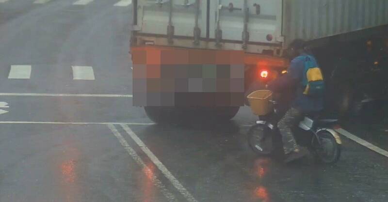 电动脚踏车骑士差点命丧轮下。（民众提供）