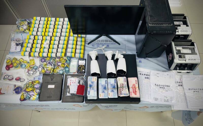 警方查扣现金38万7300元，筹码、监视器、点钞机及赌具等赃证物。（记者邱俊福翻摄）