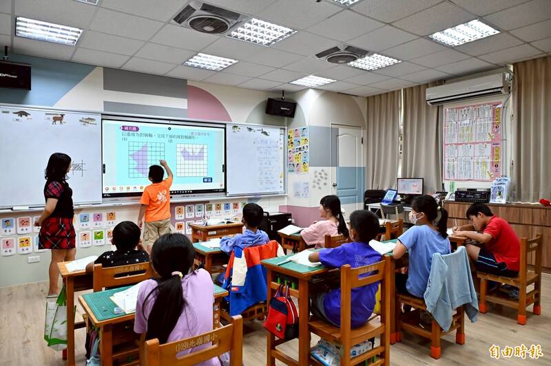 北嶺國小老師以台語教授數學學科。（記者李惠洲攝）