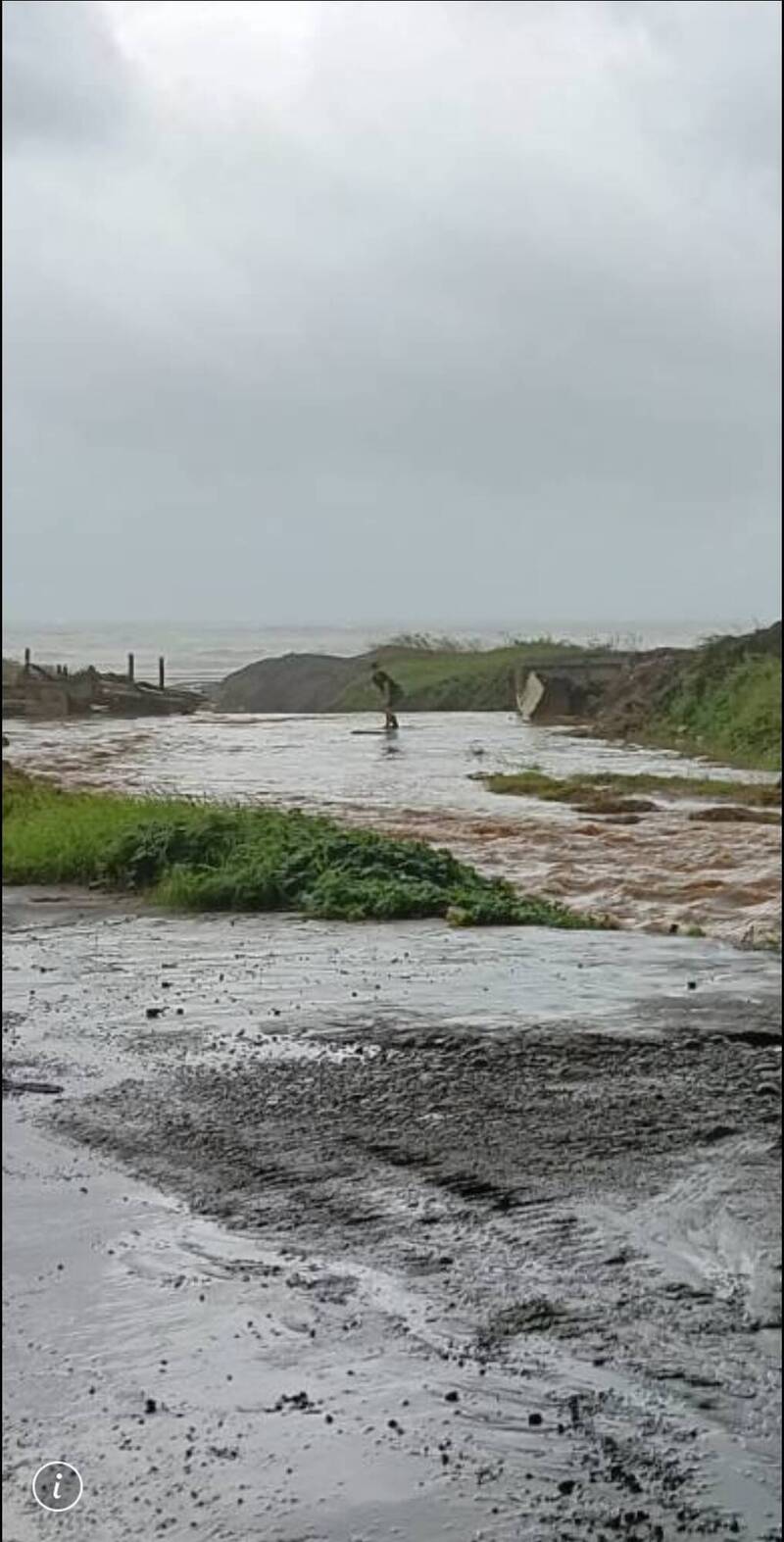 王姓邮差站在车顶待援。（记者徐圣伦翻摄）
