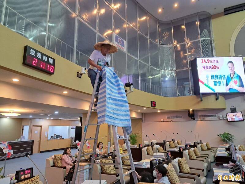 自比王世堅 南市議員蔡育輝議場「爬梯秀」博命演出