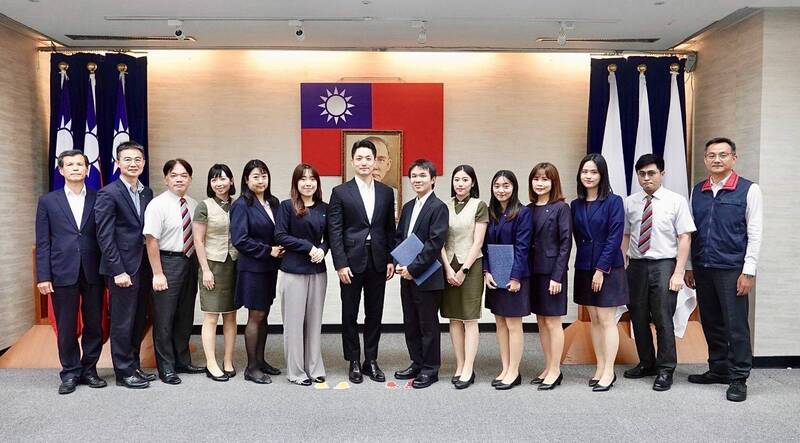 北市市长蒋万安颁发感谢状表扬7至8月成功协助拦阻诈骗案件量能前3名金融机构及拦阻有功人员。(记者刘庆侯翻摄) 北市市长蒋万安颁发感谢状表扬7至8月成功协助拦阻诈骗案件量能前3名金融机构及拦阻有功人员。(记者刘庆侯翻摄)