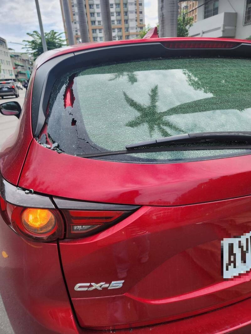 后挡风玻璃遭击破。(民众提供) 后挡风玻璃遭击破。(民众提供)