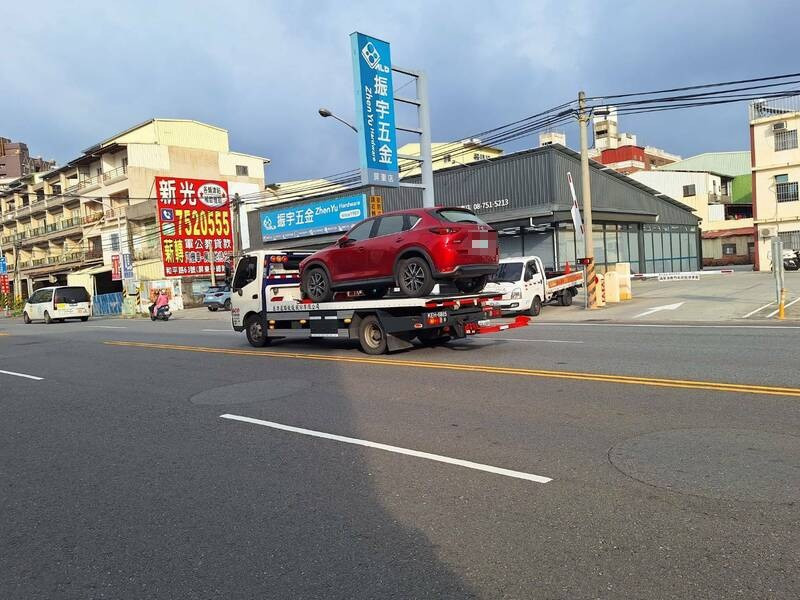 邱男申请道路救援将车子运回屏东。(民众提供) 邱男申请道路救援将车子运回屏东。(民众提供)
