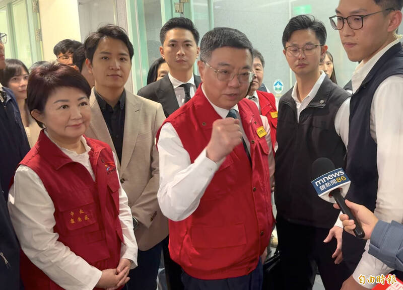被問台中防疫慢半拍 卓榮泰握拳喊「只有緊緊緊」 盧秀燕尷尬抿嘴