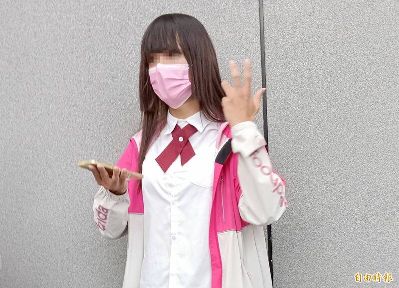 许姓男子今天长发女装出庭,强调证件是别人给的,自己并没有伪造。(记者陈建志摄) 许姓男子今天长发女装出庭,强调证件是别人给的,自己并没有伪造。(记者陈建志摄)