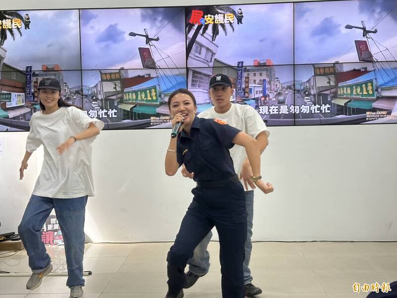新歌发表会现场播放MV后，由masalu警察乐团女主唱现场演唱。（记者罗欣贞摄）