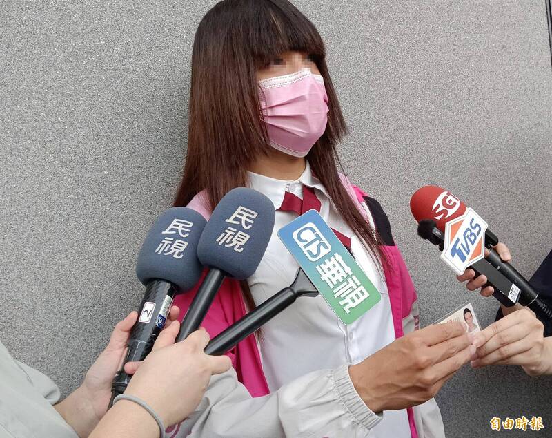 「Yuki」今天一身女性装扮出庭，拿出身分证表示虽然现在是男性，但希望以后能改成女性。（记者陈建志摄）