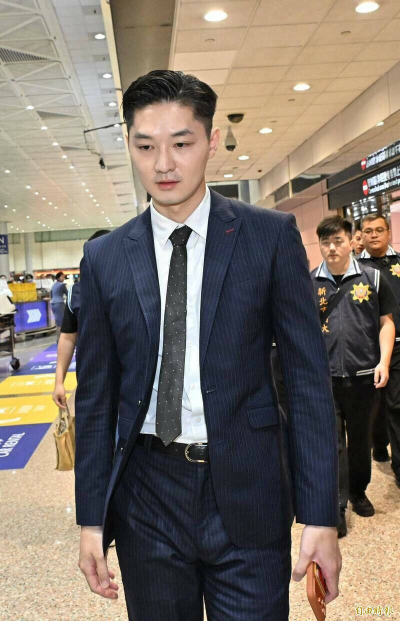 身高186公分的检察官粘鑫超高颜值爆红。(记者刘信德摄) 身高186公分的检察官粘鑫超高颜值爆红。(记者刘信德摄)