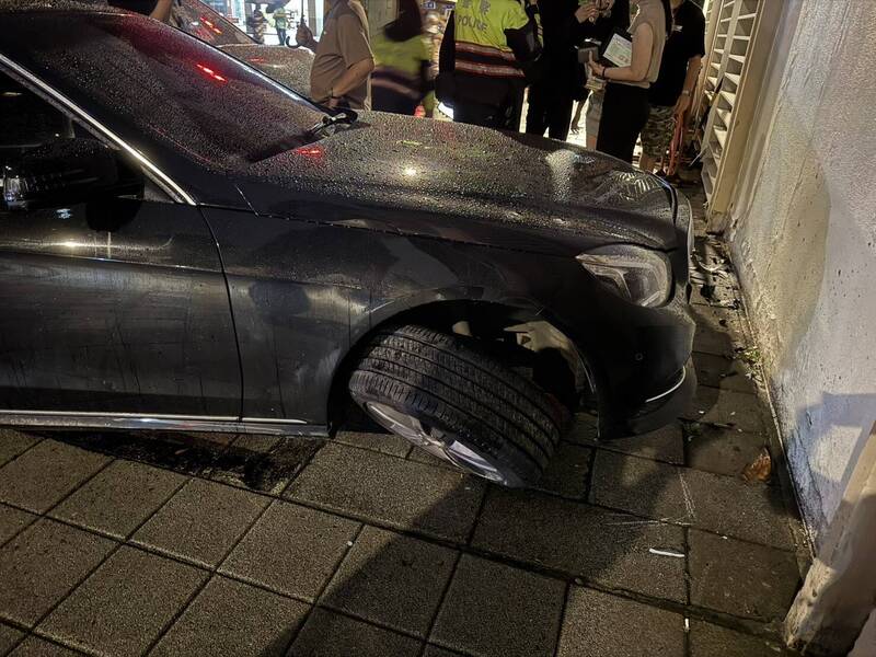 黄姓司机驾驶的休旅车受损严重。（警方提供）