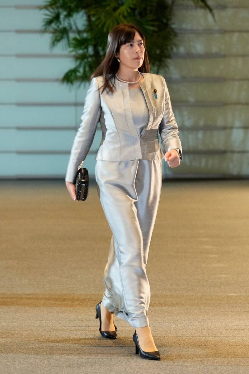 日本新任经济安全保障担当大臣小野田纪美,在上任后的首场记者会强调,将重新评估外国人相关制度。本身是混血儿的小野田是高市内阁人事的亮点,从政前的经历相当丰富。(彭博) 日本新任经济安全保障担当大臣小野田纪美,在上任后的首场记者会强调,将重新评估外国人相关制度。本身是混血儿的小野田是高市内阁人事的亮点,从政前的经历相当丰富。(彭博)