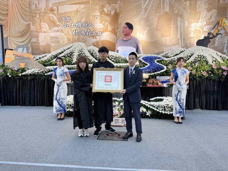 「挖土機超人」公祭女兒淚憶救災過程  張雅琳哀悼：生來要當英雄的