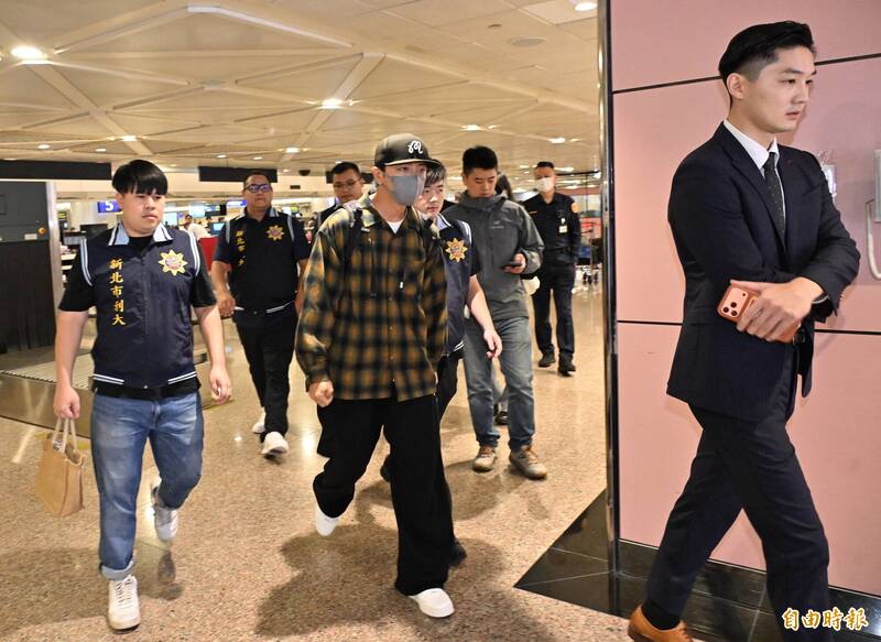 检察官粘鑫(右)赴桃园机场,率新北市刑大干员拘提闪兵艺人坤达。(记者刘信德摄) 检察官粘鑫(右)赴桃园机场,率新北市刑大干员拘提闪兵艺人坤达。(记者刘信德摄)