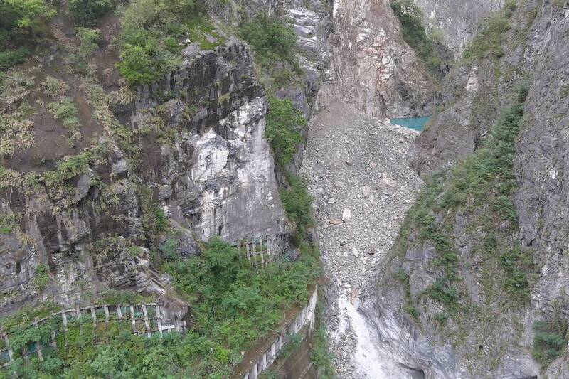 燕子口堰塞湖最新影像曝!水位穩定、壩體無異常紅色警戒暫時解除