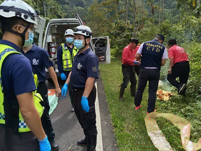 警消人员今在台3线旁接近大埔阿婆湾的山区,发现郭妇遗体。(警方提供) 警消人员今在台3线旁接近大埔阿婆湾的山区,发现郭妇遗体。(警方提供)