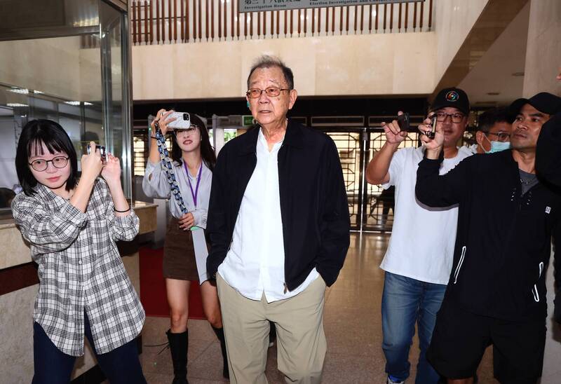 邱复生今日证称100万元是他向柯提案的企画案费用，检方掌握柯文哲简讯明言是投资网路自媒体。（中央社）