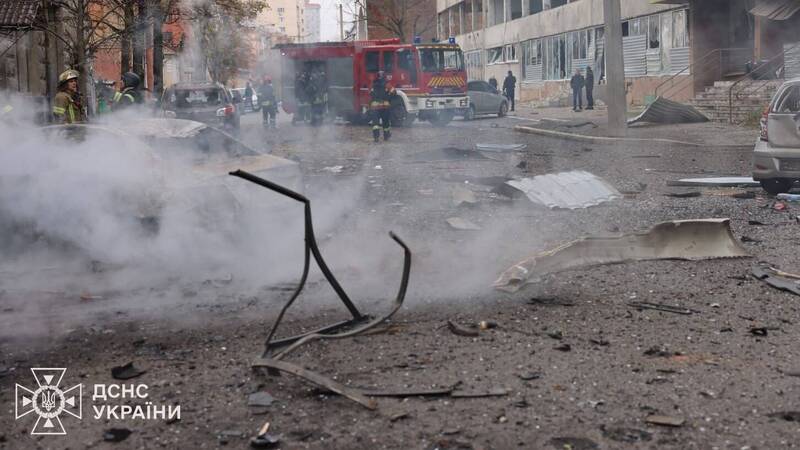 乌克兰东部城市克拉莫托斯克时遭俄罗斯无人机袭击，车子、建筑炸得一片狼藉。（撷取自泽伦斯基X平台）