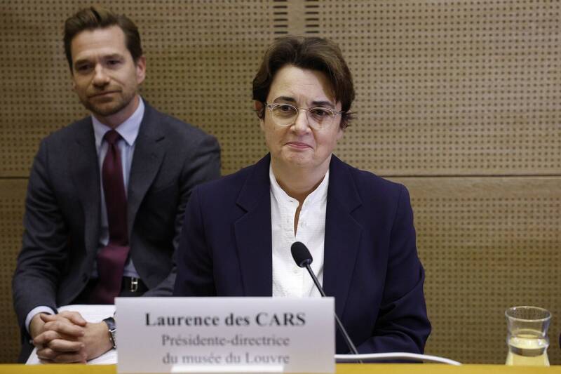 22日法国参议院就罗浮宫窃盗案举行的听证会,罗浮宫馆长德卡尔出席听证会。(欧新社) 22日法国参议院就罗浮宫窃盗案举行的听证会,罗浮宫馆长德卡尔出席听证会。(欧新社)