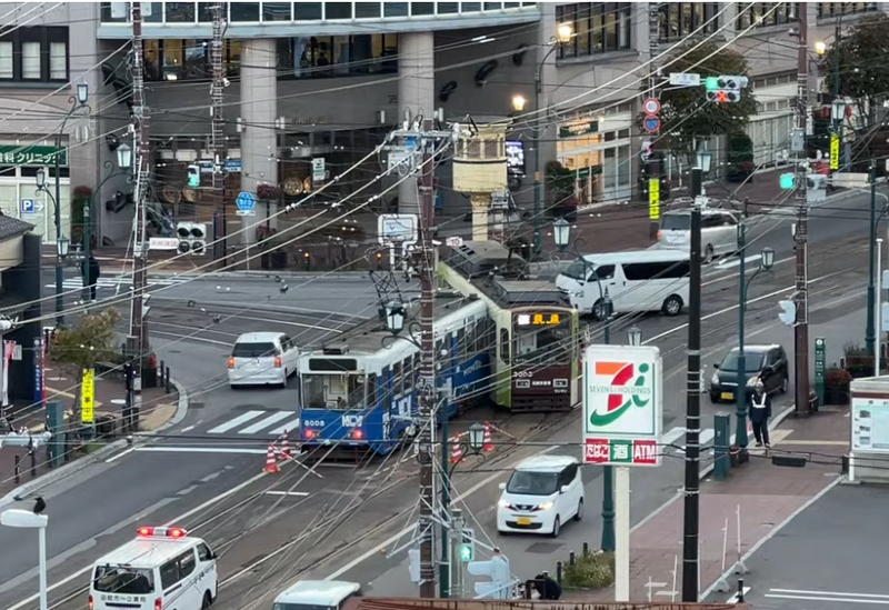 北海道函馆23日发生路面电车相撞。(图翻摄自YT:Maniac Japan Travel) 北海道函馆23日发生路面电车相撞。(图翻摄自YT:Maniac Japan Travel)