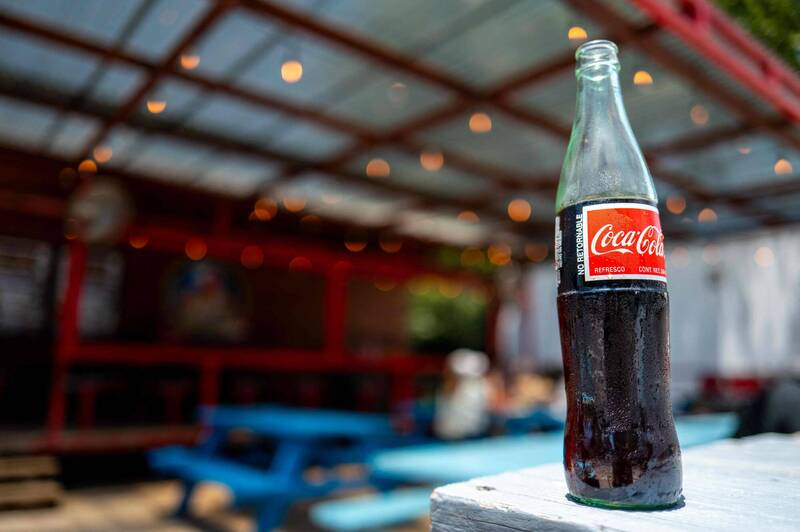 可口可乐公司开始在美国部分地区贩售美国蔗糖制造的可口可乐;图为墨西哥可乐。(法新社资料照) 可口可乐公司开始在美国部分地区贩售美国蔗糖制造的可口可乐;图为墨西哥可乐。(法新社资料照)