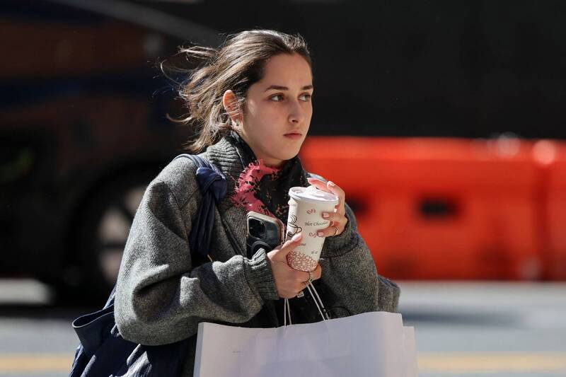 英国1位女子在上公车前将没喝完的咖啡倒入水沟,遭罚150英镑;示意图,图与新闻事件无关。(法新社资料照) 英国1位女子在上公车前将没喝完的咖啡倒入水沟,遭罚150英镑;示意图,图与新闻事件无关。(法新社资料照)