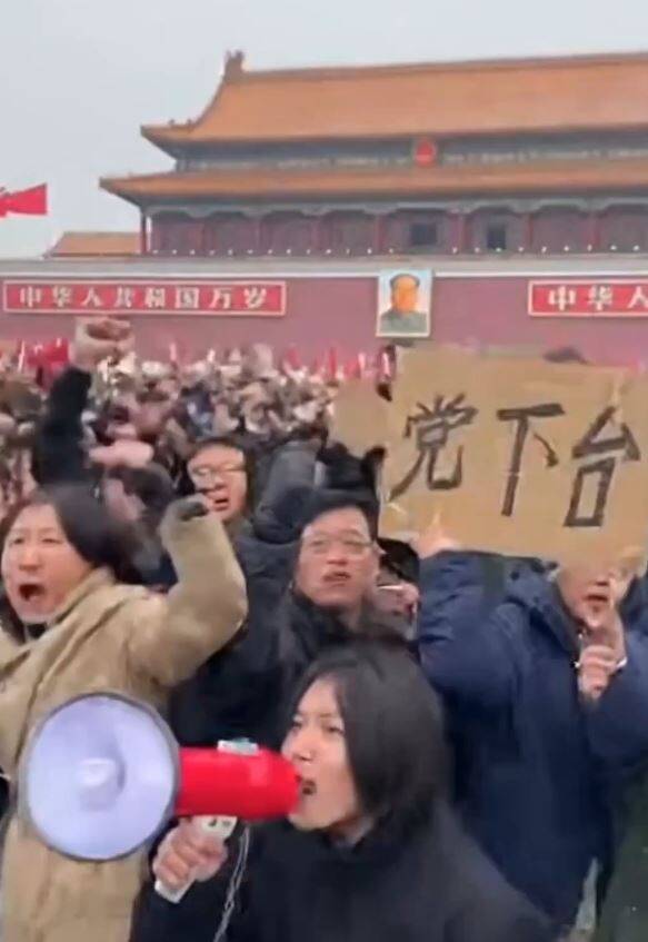 网上热传一段AI制作的中共垮台影片,片中大批民众攻占天安门,怒呛共产党下台。(撷取自X平台帐号 @WesterAOC) 网上热传一段AI制作的中共垮台影片,片中大批民众攻占天安门,怒呛共产党下台。(撷取自X平台帐号 @WesterAOC)