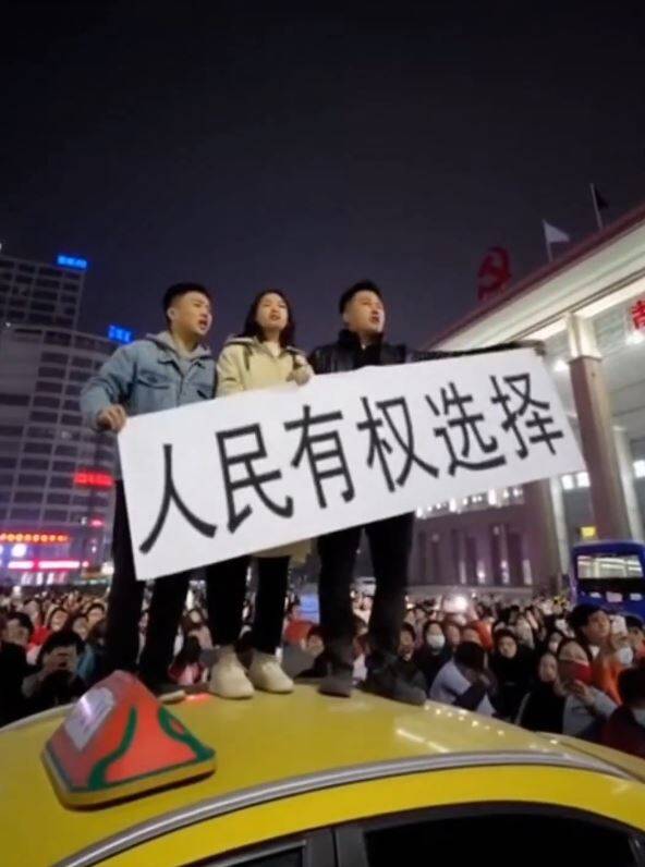 网上热传一段AI制作的中共垮台影片,片中民众攻占位于北京的人民大会堂。(撷取自X平台帐号 @WesterAOC) 网上热传一段AI制作的中共垮台影片,片中民众攻占位于北京的人民大会堂。(撷取自X平台帐号 @WesterAOC)