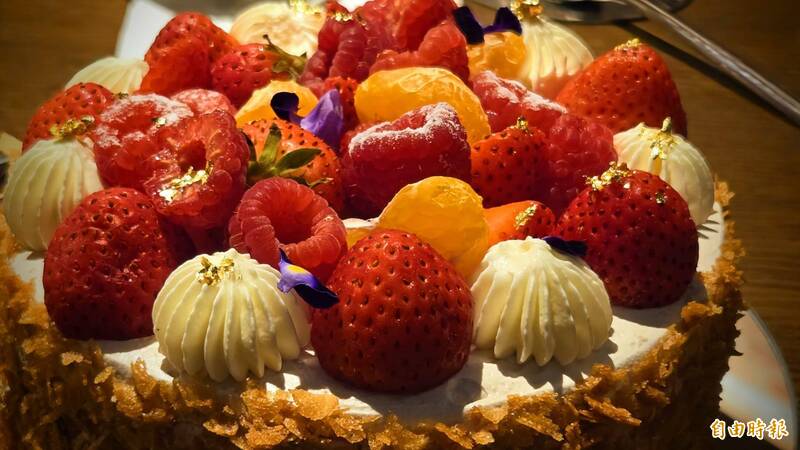 寿星庆生玩砸蛋糕却砸出火，KTV内爆发冲突，吴男被控聚众斗殴。法院认定他孤身反击、非纠众行为，最终判决无罪确定。（资料照）