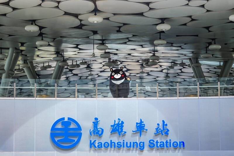 不給糖、就搗蛋  高雄熊今天在高雄車站變裝快閃