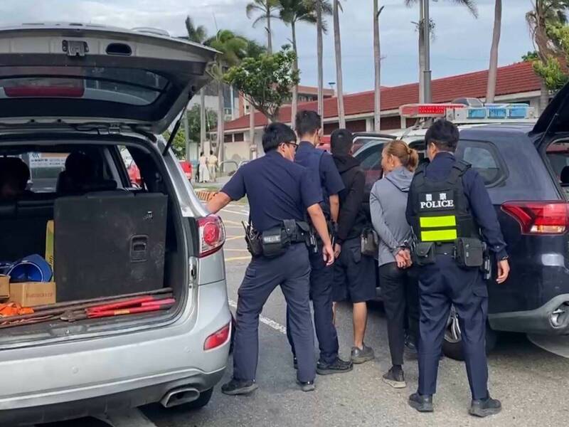 鹿港警方当街查获4名失联移工。（图由民众提供）