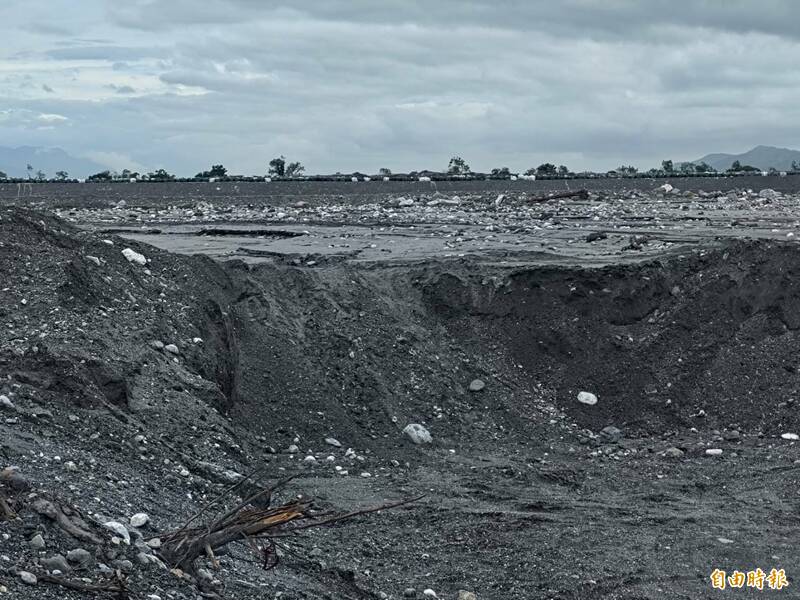 花蓮光復鄉持續清淤 佛祖街末端挖出4公尺高「泥牆」