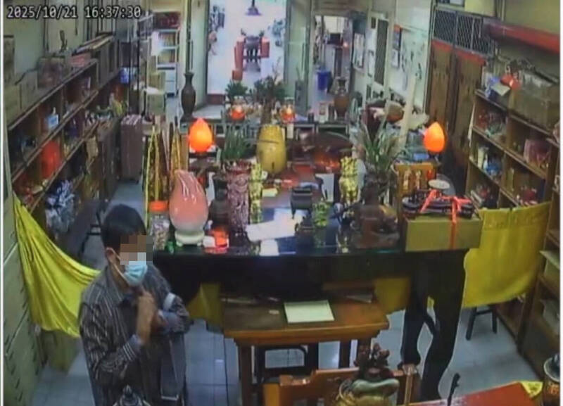 窃贼偷金牌前，顶礼膜拜。（庙方提供）