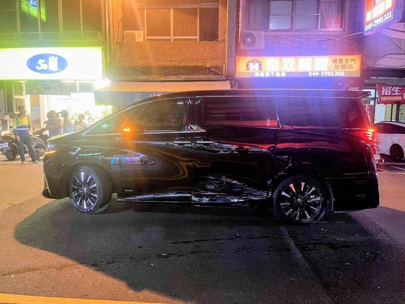 南投埔里发生轿车连撞4汽、机车肇逃案，造成1名驾驶受伤，其中还波及1辆俗称「运兵车」的高级商旅车。（埔里警方提供）