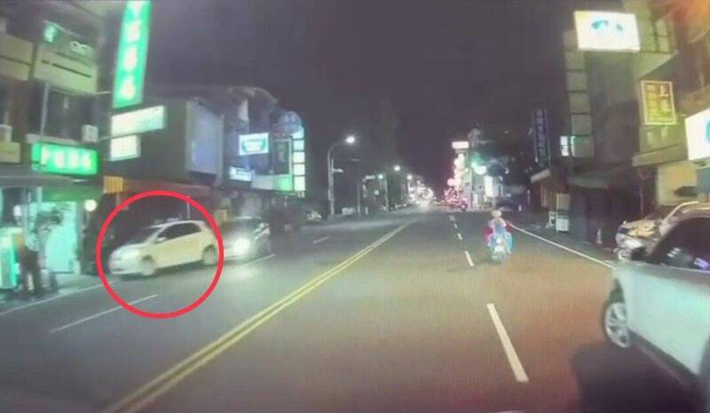 南投埔里发生轿车连撞4汽、机车肇逃案，其中1辆掀背车遭追撞（红圈处），造成1名驾驶受伤。（埔里警方提供）