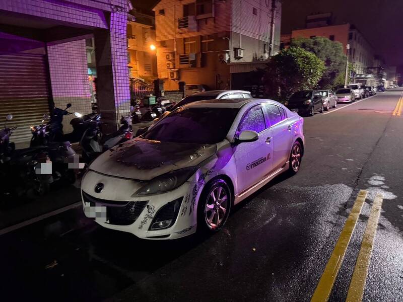 阮男开车行经竹南镇龙升街路段时，引擎室突然冒出白烟，他赶忙将车辆停靠路旁下车逃生，虽尝试自行灭火，但未果，随后通报警方与消防到场协助。（记者彭健礼翻摄）